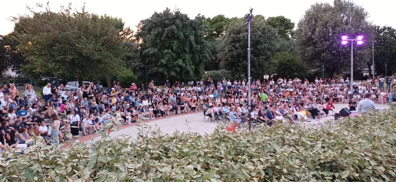 Il pubblico riunito alla Villa Comunale di Giugliano